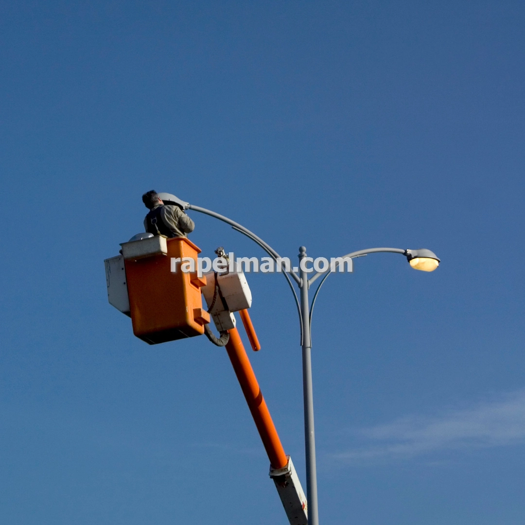 تعویض لامپ در ارتفاع با طناب و تعمیر روشنایی در تهران
