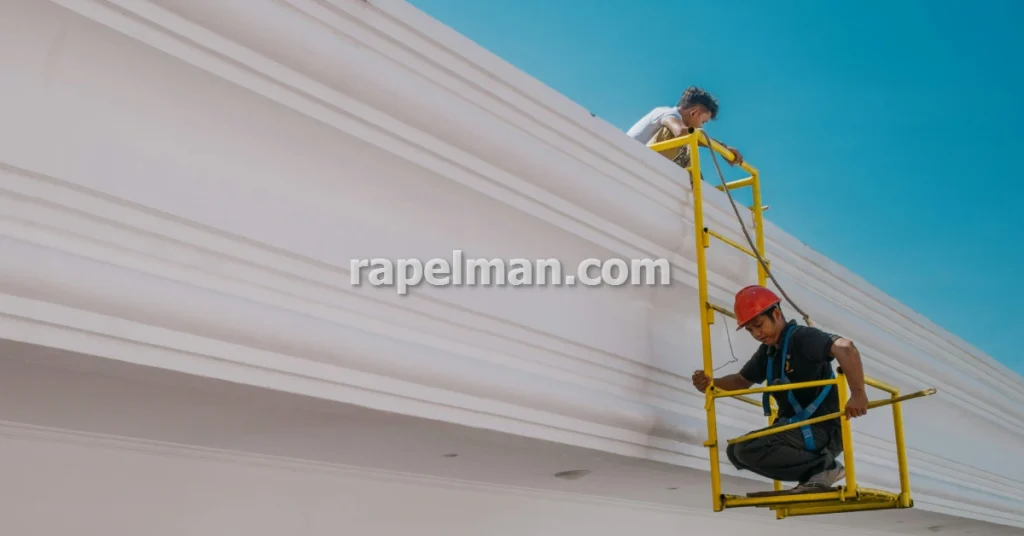 پیچ و رولپلاک نمای سنگی ساختمان تجاری در شرق تهران